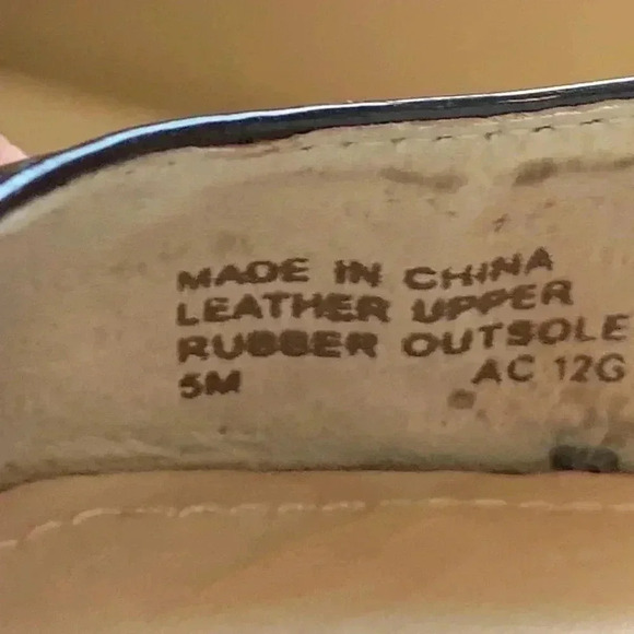 Michael Kors, peep toe  patent leather shoe, 3” heel and a 1” hidden pla… - Picture 11 of 12